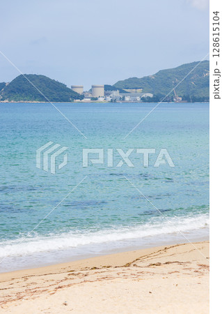 きれいな福井県美浜町のビーチと原子力発電所の風景 128615104