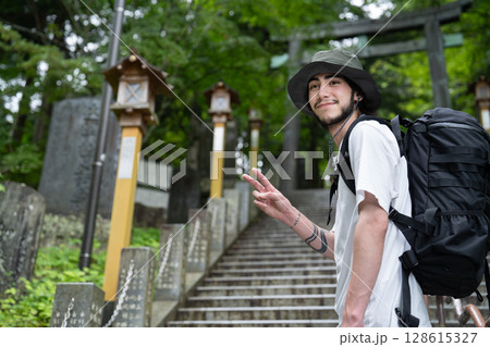 鳥居の前に立つインバウンドの観光客 128615327
