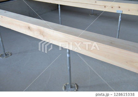 建築中の住宅の大引と床束 128615338
