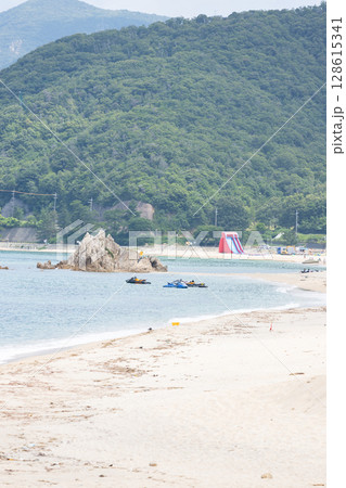 きれいな福井県美浜町の海水浴場の風景 きれいな福井県美浜町の海水浴場の風景 128615341