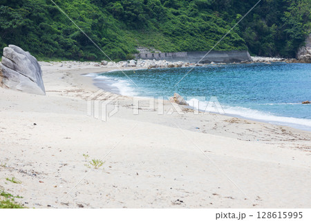 きれいな福井県美浜町のビーチの風景 きれいな福井県美浜町のビーチの風景 128615995