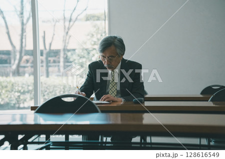 80 year olds 128616549