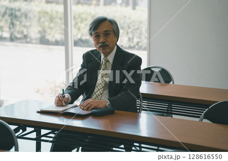 80 year olds 128616550