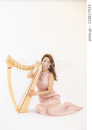 小型ハープと音楽好きの女性 128617033