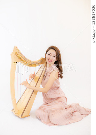 小型ハープと音楽好きの女性 128617036