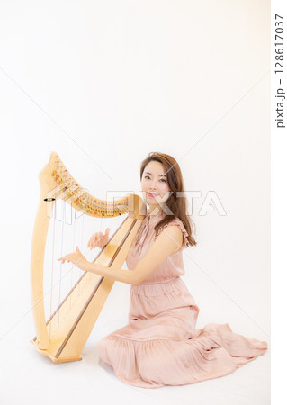 小型ハープと音楽好きの女性 128617037