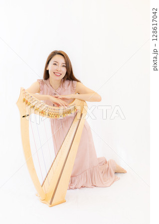 小型ハープと音楽好きの女性 小型ハープと音楽好きの女性 128617042