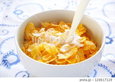 コーンフレーク - 朝食はミルクたっぷりのコーンフレーク 128617128