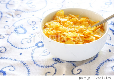 コーンフレーク - 朝食はミルクたっぷりのコーンフレーク 128617129