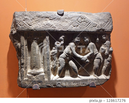 ガンダーラの中心都市パキスタンのペシャワール博物館に展示される釈尊の生涯をモチーフにした彫刻 ガンダーラの中心都市パキスタンのペシャワール博物館に展示される釈尊の生涯をモチーフにした彫刻 128617276