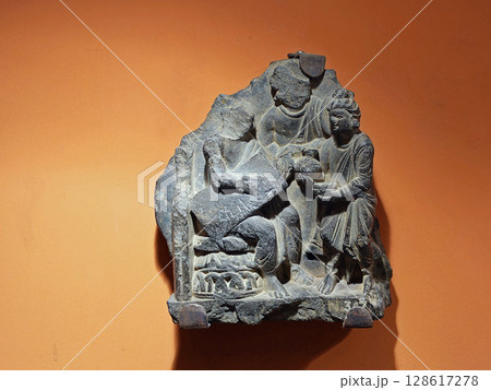 ガンダーラの中心都市パキスタンのペシャワール博物館に展示される釈尊の生涯をモチーフにした彫刻 128617278