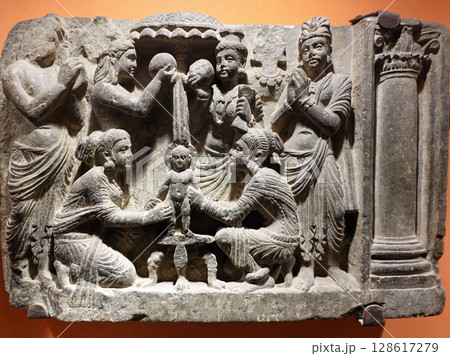 ガンダーラの中心都市パキスタンのペシャワール博物館に展示される釈尊の生涯をモチーフにした彫刻 128617279