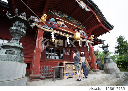神社で参拝をするインバウンドの観光客 神社で参拝をするインバウンドの観光客 128617486