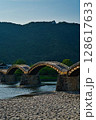 夕暮れの錦帯橋 128617633