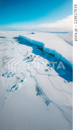 割れた南極の氷を観察する研究者たち 割れた南極の氷を観察する研究者たち 128617639