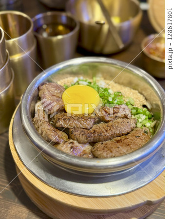 卵黄をのせた韓国風ビーフ丼(ビビンバ) 卵黄をのせた韓国風ビーフ丼(ビビンバ) 128617801