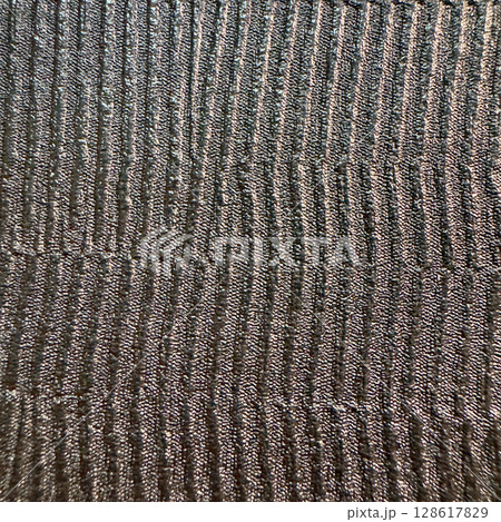 溝入りコンクリート壁のダークテクスチャ（正方形） 128617829