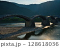 夕暮れの錦帯橋 128618036