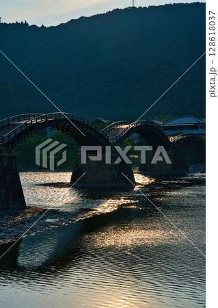 夕暮れの錦帯橋 128618037