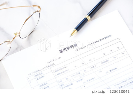 雇用契約書 - 雇用主と労働者の間で締結する、賃金や労働時間など雇用契約の内容を文書にした雇用契約書 128618041