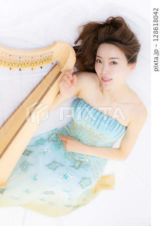 小型ハーブと音楽好きな若い女性 128618042