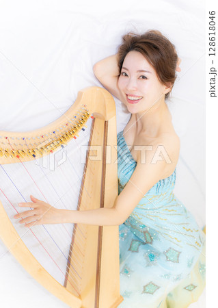 小型ハーブと音楽好きな若い女性 128618046