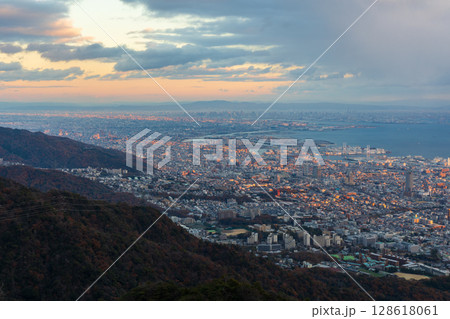 冬の兵庫県神戸市　夕暮れの掬星台からの眺望 128618061