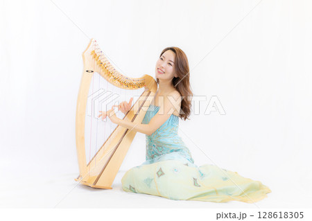 小型ハーブと音楽好きな若い女性 128618305