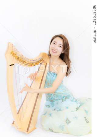 小型ハーブと音楽好きな若い女性 128618306