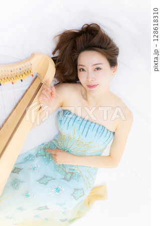 小型ハーブと音楽好きな若い女性 128618310