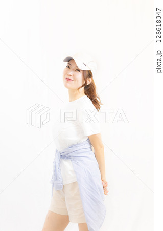 夏のカジュアルファッション 夏のカジュアルファッション 128618347