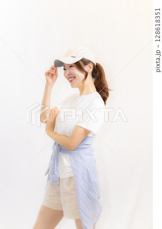 夏のカジュアルファッション 夏のカジュアルファッション 128618351