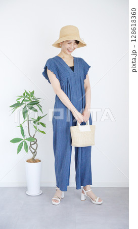 女性の夏服ファッションコーディネート全身 女性の夏服ファッションコーディネート全身 128618360