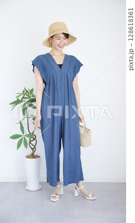 女性の夏服ファッションコーディネート全身 128618361
