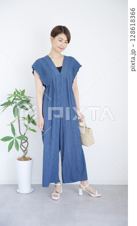 女性の夏服ファッションコーディネート全身 女性の夏服ファッションコーディネート全身 128618366