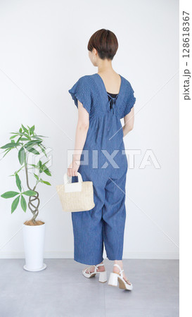 女性の夏服ファッションコーディネート全身 128618367