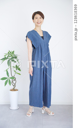 女性の夏服ファッションコーディネート全身 女性の夏服ファッションコーディネート全身 128618369