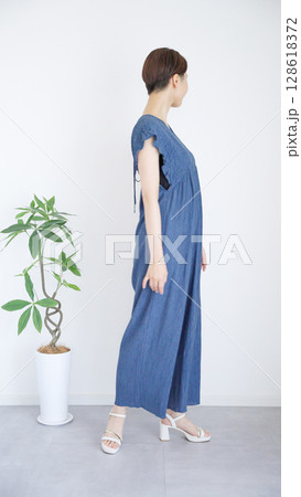 女性の夏服ファッションコーディネート全身 128618372