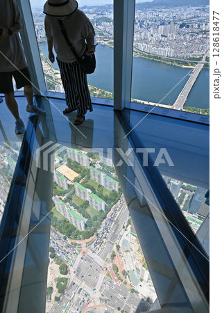 ロッテワールドタワー展望デッキ・ガラス張りの床【韓国/ソウル】 ロッテワールドタワー展望デッキ・ガラス張りの床【韓国/ソウル】 128618477