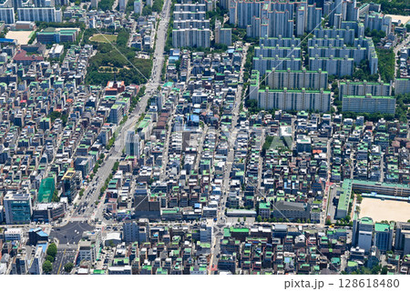 ロッテワールドタワー展望台からの眺望　松坡区の町並み【韓国/ソウル】 128618480