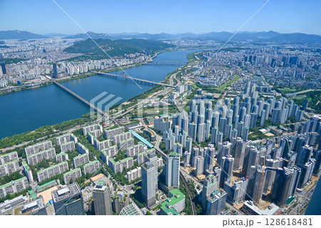 ロッテワールドタワー展望台からの眺望　漢江と町並み【韓国/ソウル】 128618481