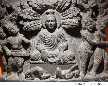 パキスタンのペシャワルにある博物館に展示されるガンダーラ仏像彫刻の釈尊の生涯の一場面を表したレリーフ 128618605