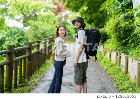 ハイキングを楽しむインバウンドの観光客 128618653