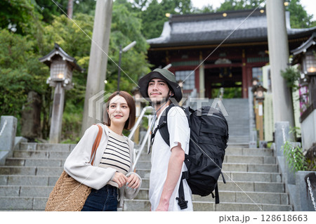 神社の参道に立つインバウンドの観光客 128618663