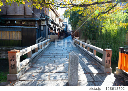 京都、祇園白川の街並み 巽橋 京都、祇園白川の街並み 巽橋 128618702