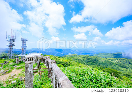 夏の背振山山頂から見た景色 佐賀県神埼市 夏の背振山山頂から見た景色 佐賀県神埼市 128618810