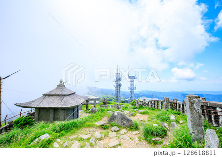 夏の背振山山頂から見た景色　佐賀県神埼市 128618811