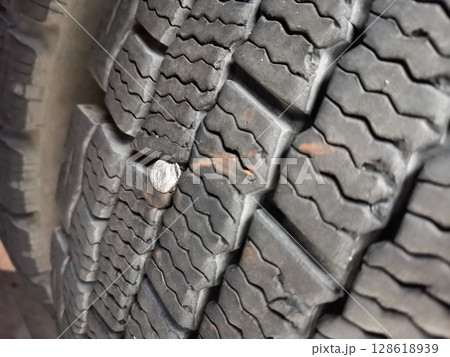 大型トラックタイヤパンクエアー漏れバースト 大型トラックタイヤパンクエアー漏れバースト 128618939