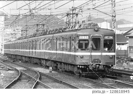 京急・旧1000形、1137ほかの8両、特急、金沢八景、1982年11月21日 128618945