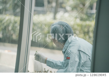 80 year olds 128619045